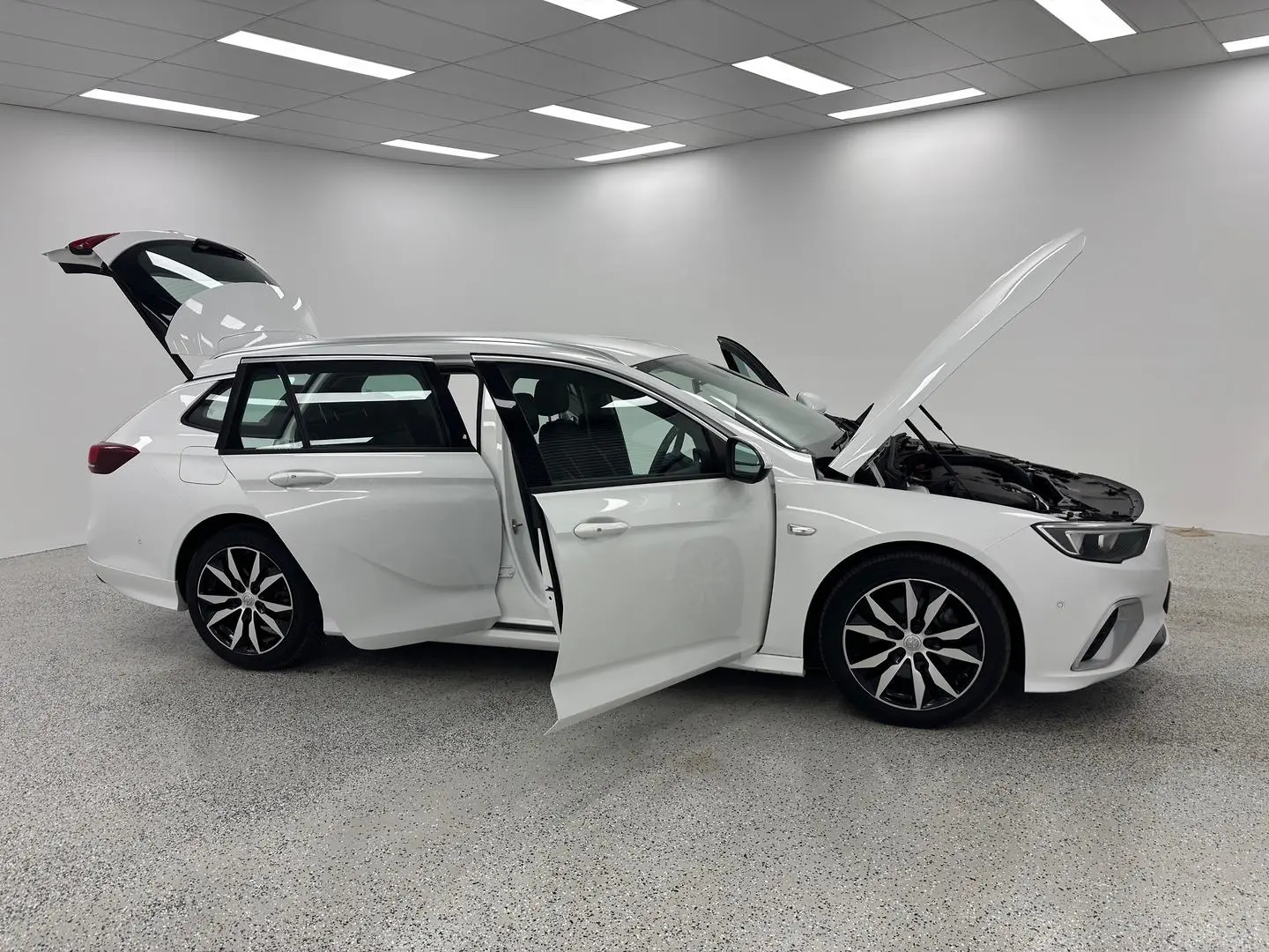 2018 Holden Commodore Gallery Image 9