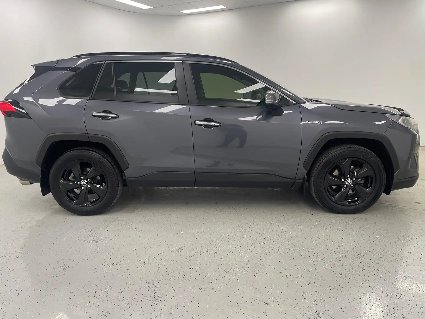 2020 Toyota Rav4 Gallery Image 2