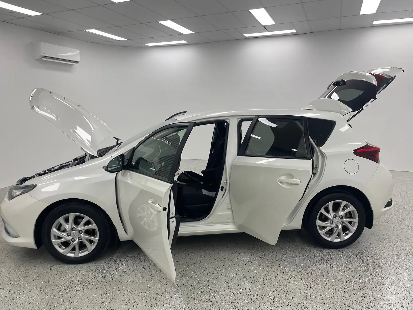 2017 Toyota Corolla Gallery Image 9