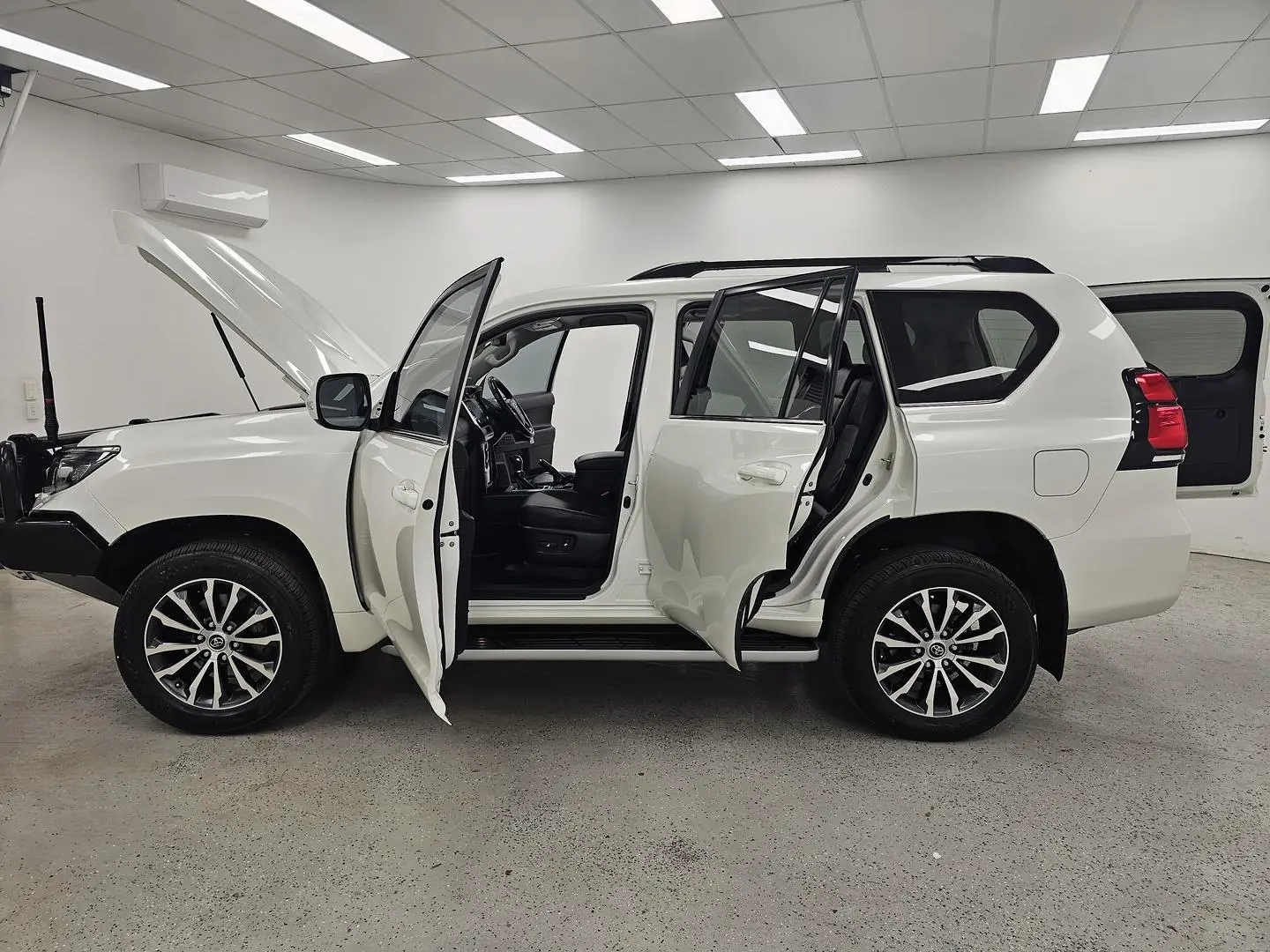 2023 Toyota Landcruiser Prado Gallery Image 10