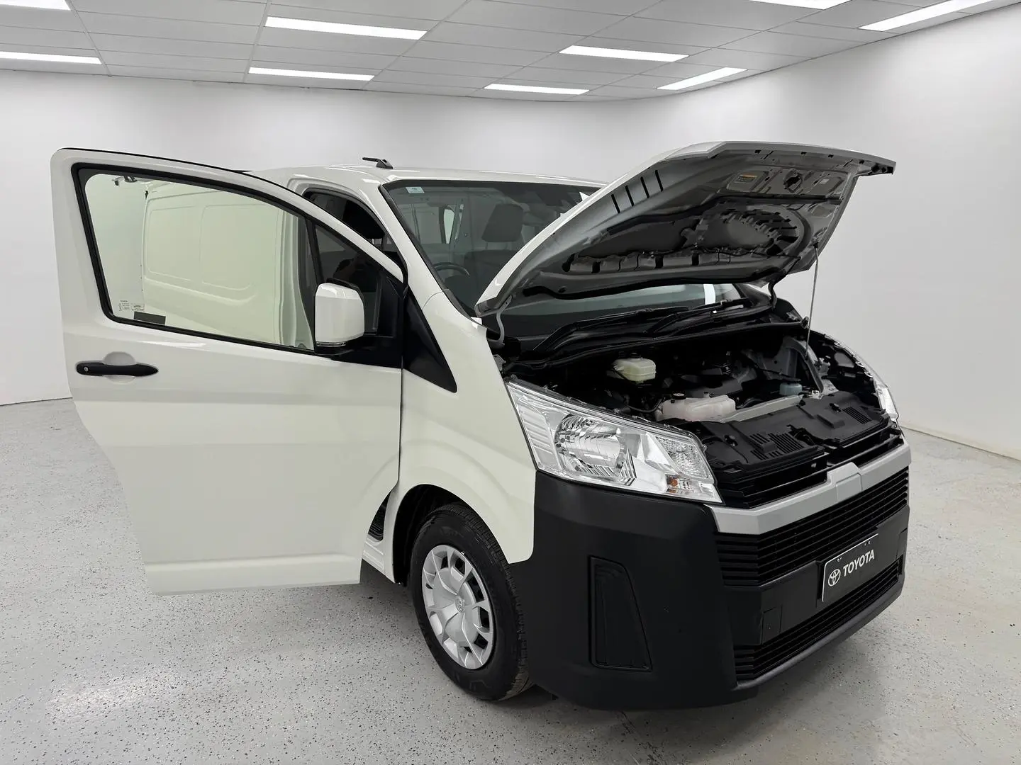 2021 Toyota Hiace Gallery Image 7