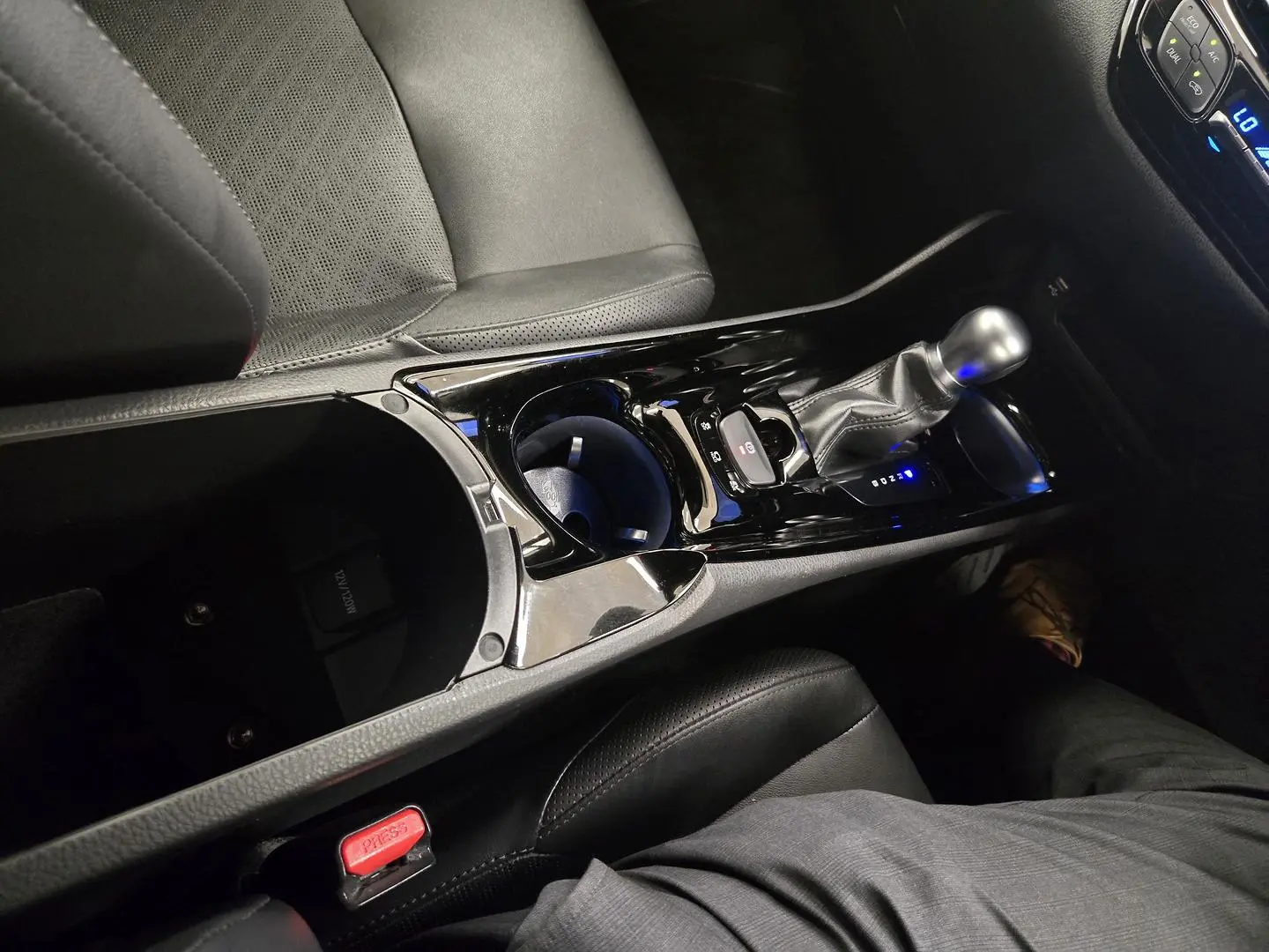 2022 Toyota C-HR Gallery Image 30