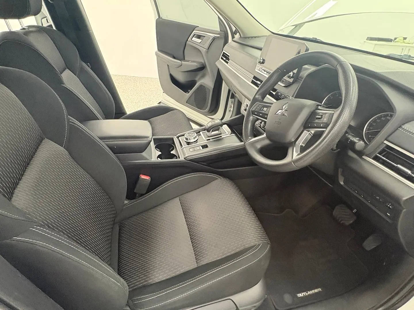 2022 Mitsubishi Outlander Gallery Image 17