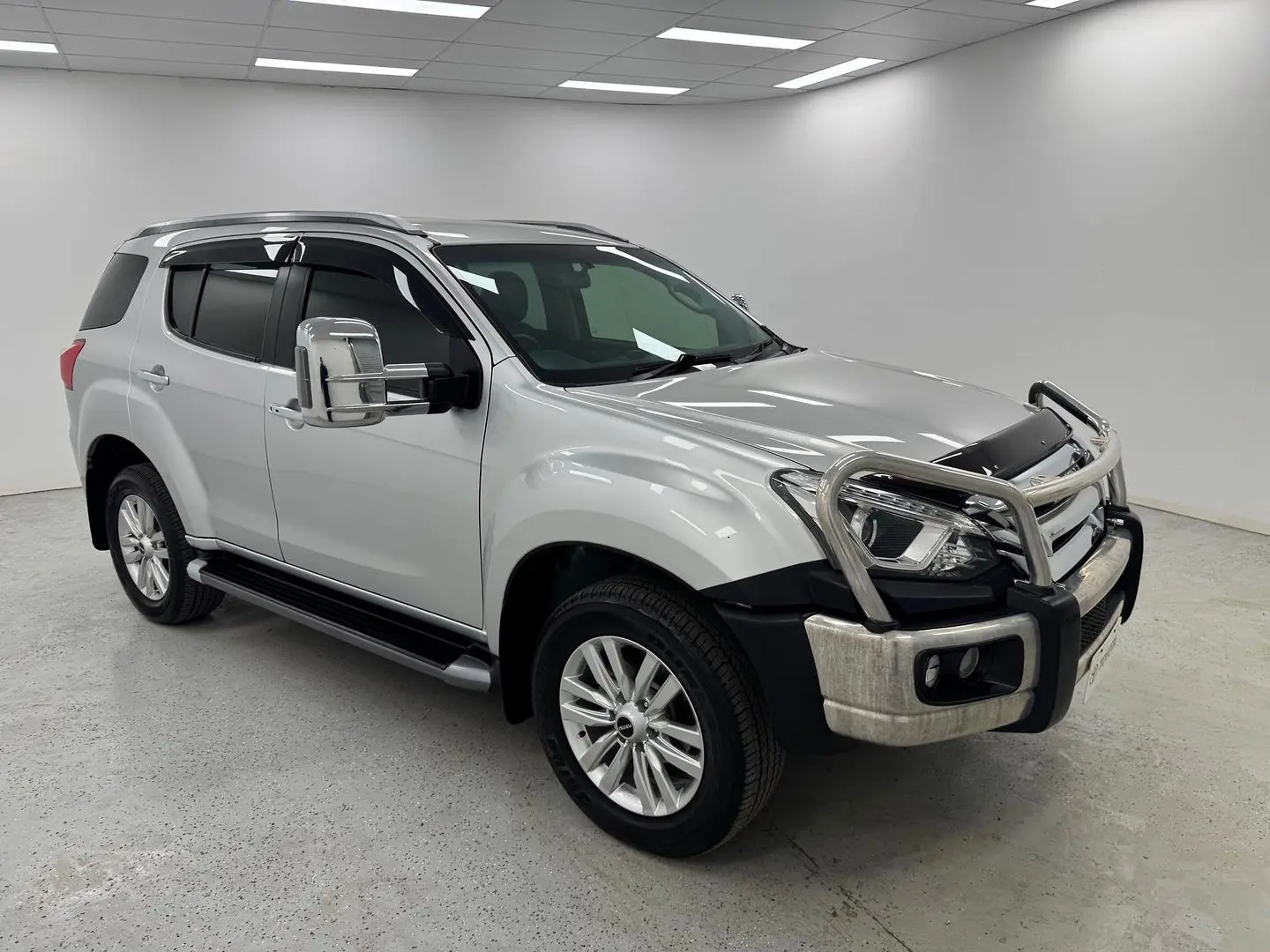 2018 Isuzu MU-X Gallery Image 2