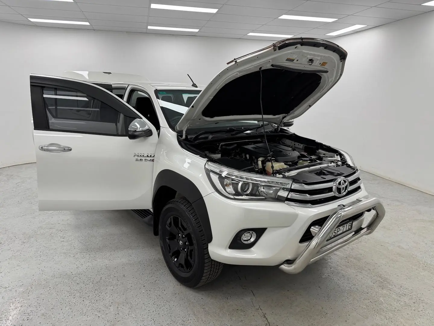 2017 Toyota Hilux Gallery Image 7