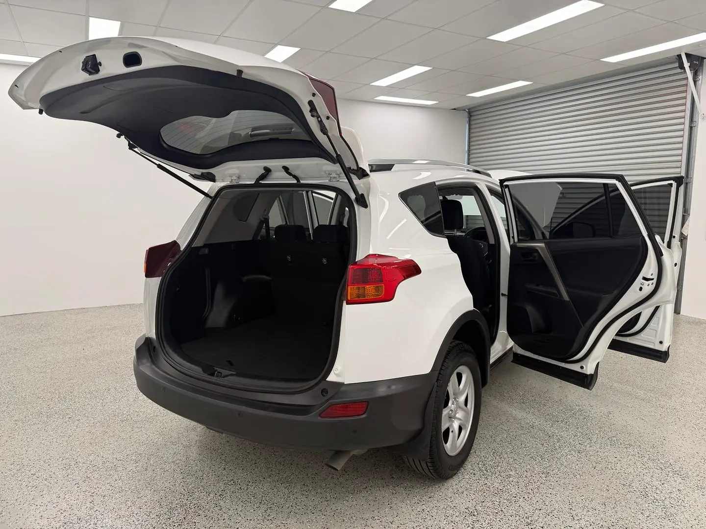 2014 Toyota RAV4 Gallery Image 16