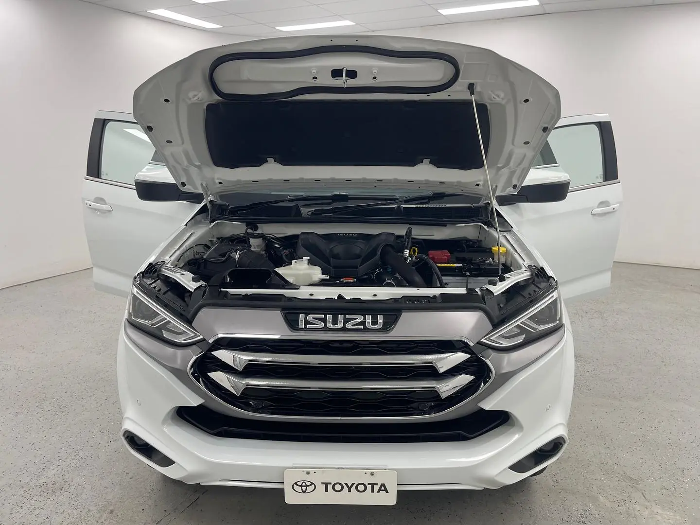 2021 Isuzu MU-X Gallery Image 14