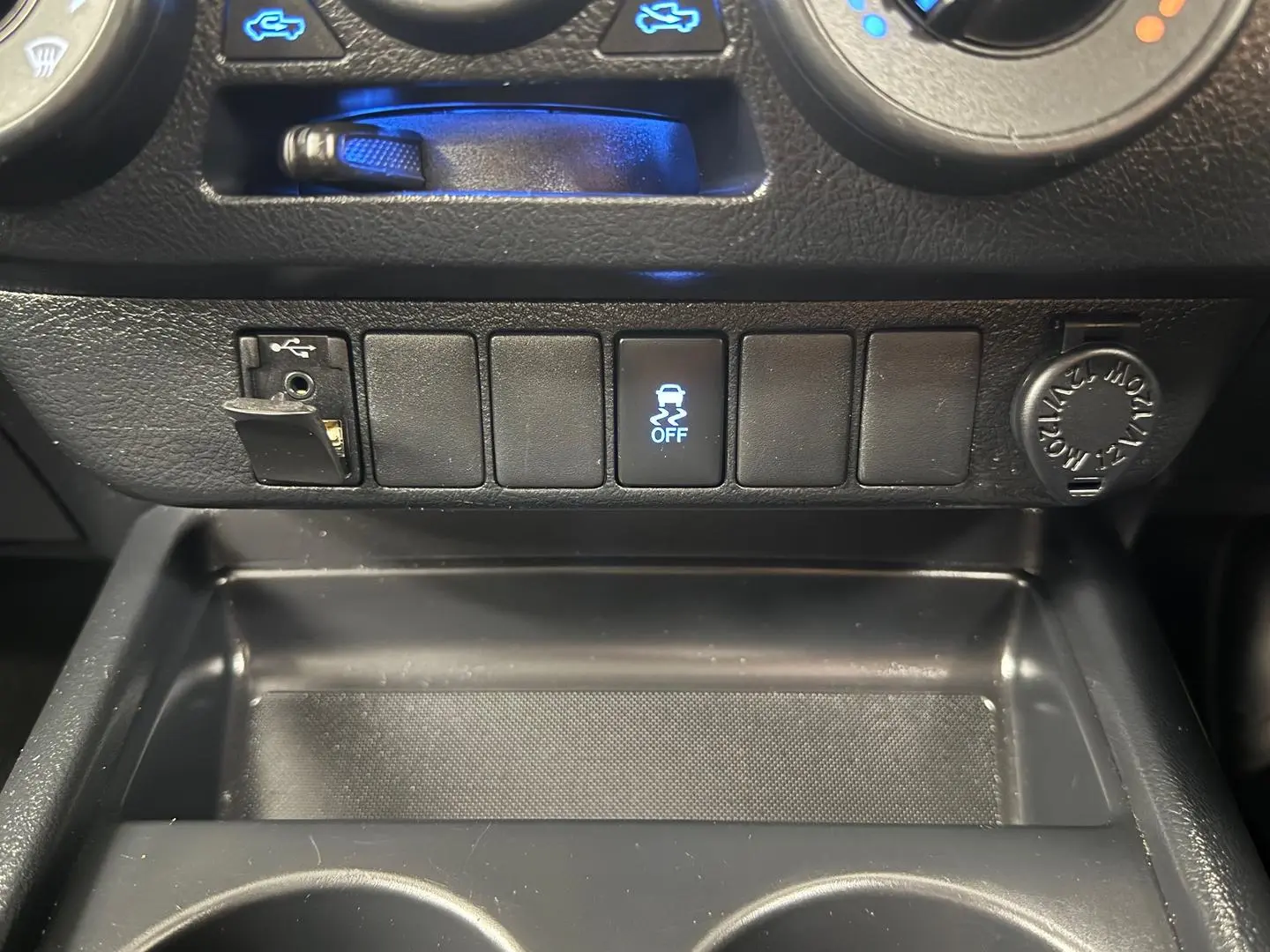 2017 Toyota Hilux Gallery Image 32