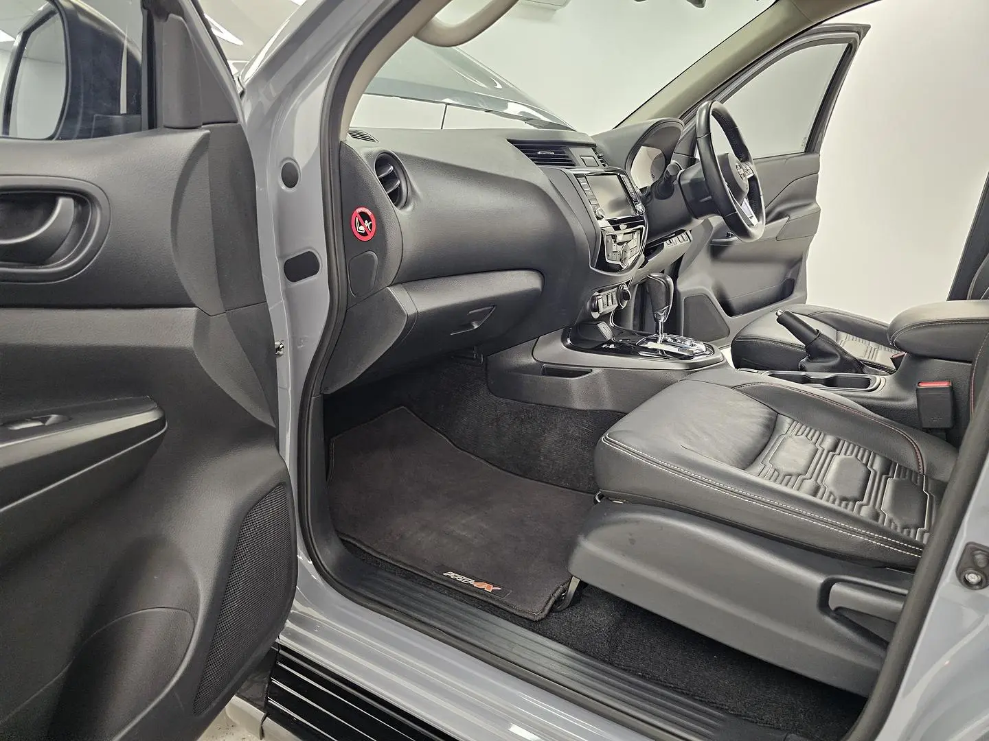 2021 Nissan Navara Gallery Image 11