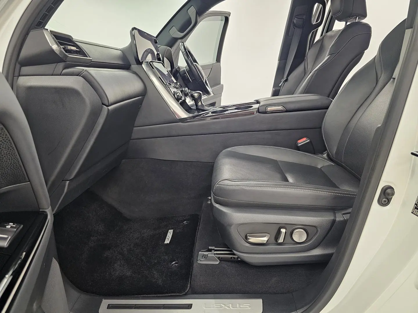 2023 Lexus LX Gallery Image 11