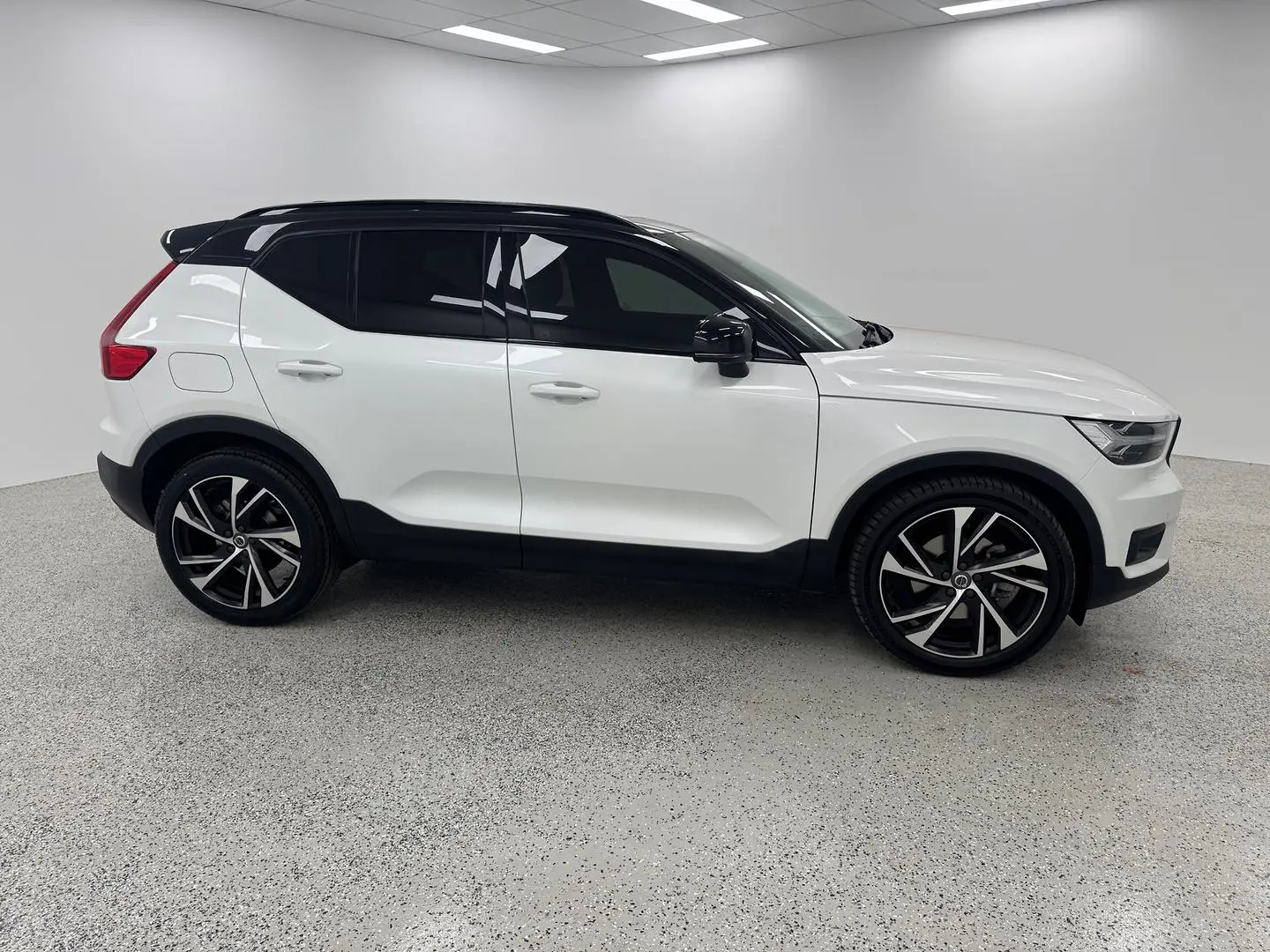 2020 Volvo XC40 Gallery Image 2