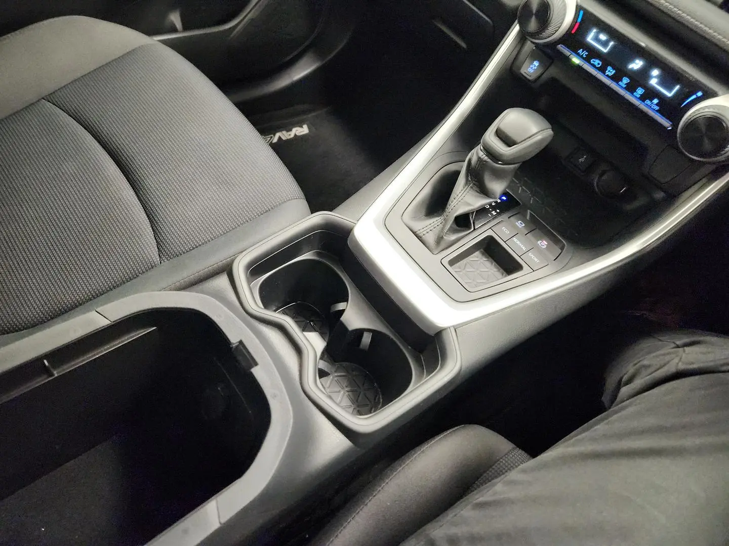 2020 Toyota RAV4 Gallery Image 31
