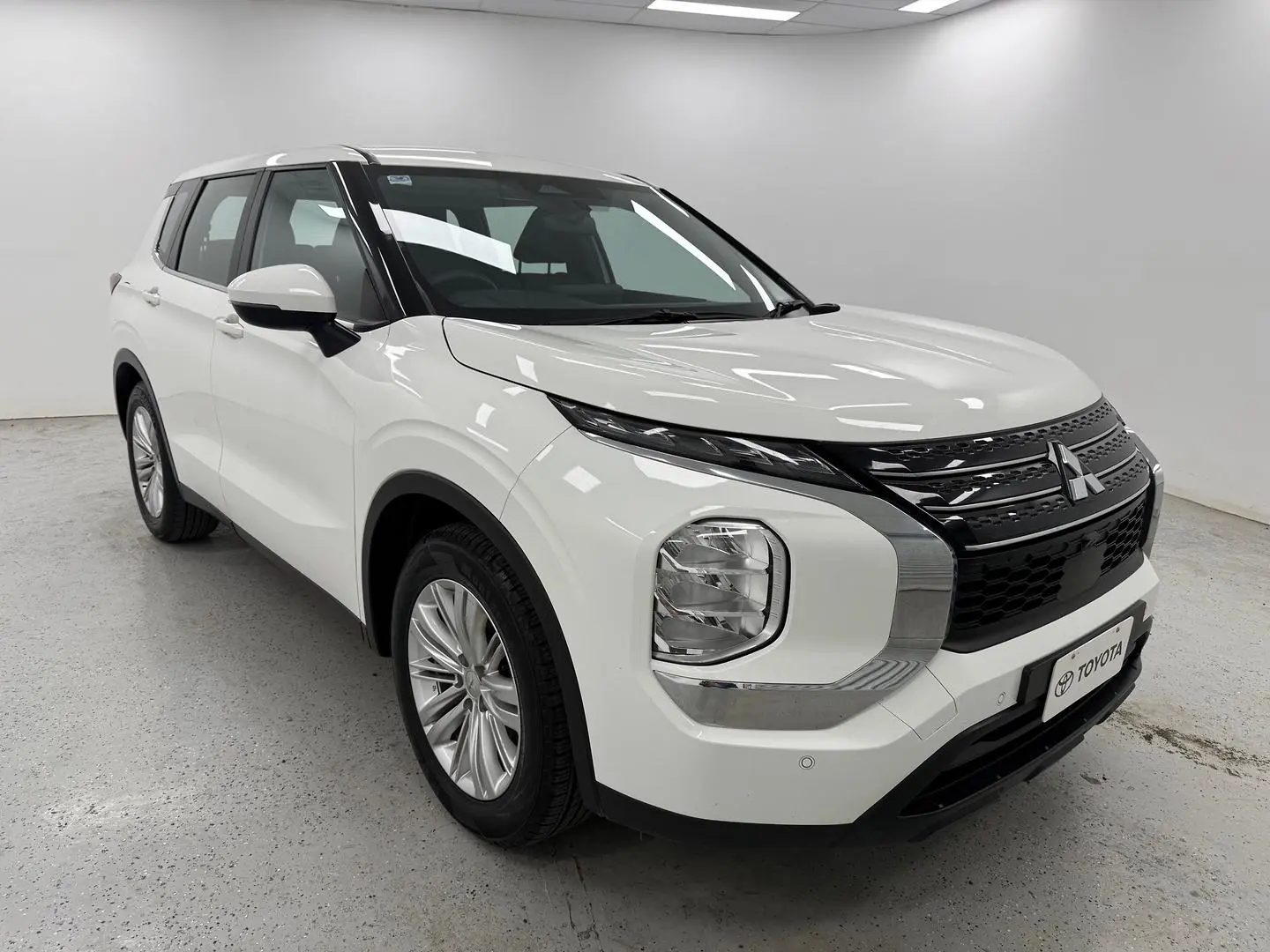 2022 Mitsubishi Outlander Gallery Image 1