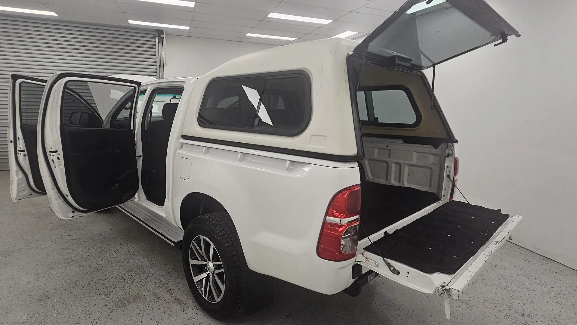 2015 Toyota Hilux Gallery Image 16