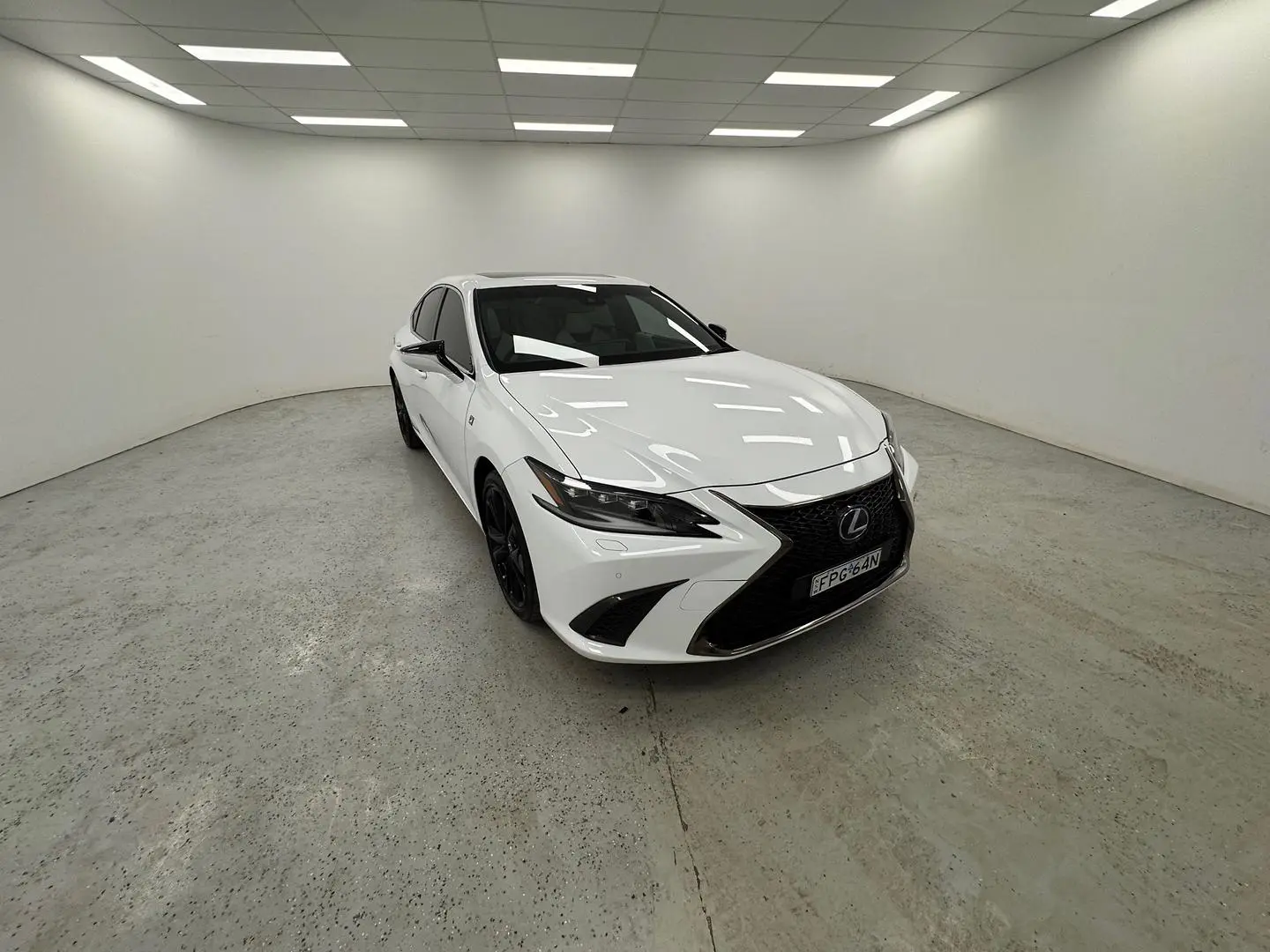 2022 Lexus ES Gallery Image 1