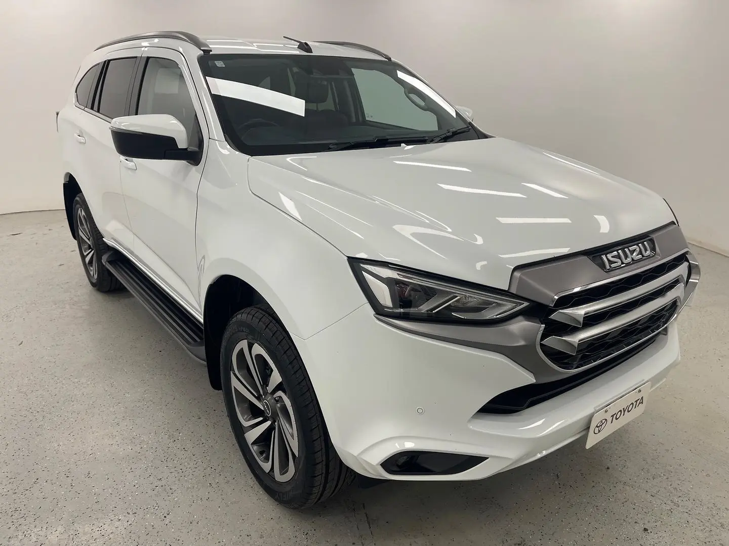 2021 Isuzu MU-X Gallery Image 1