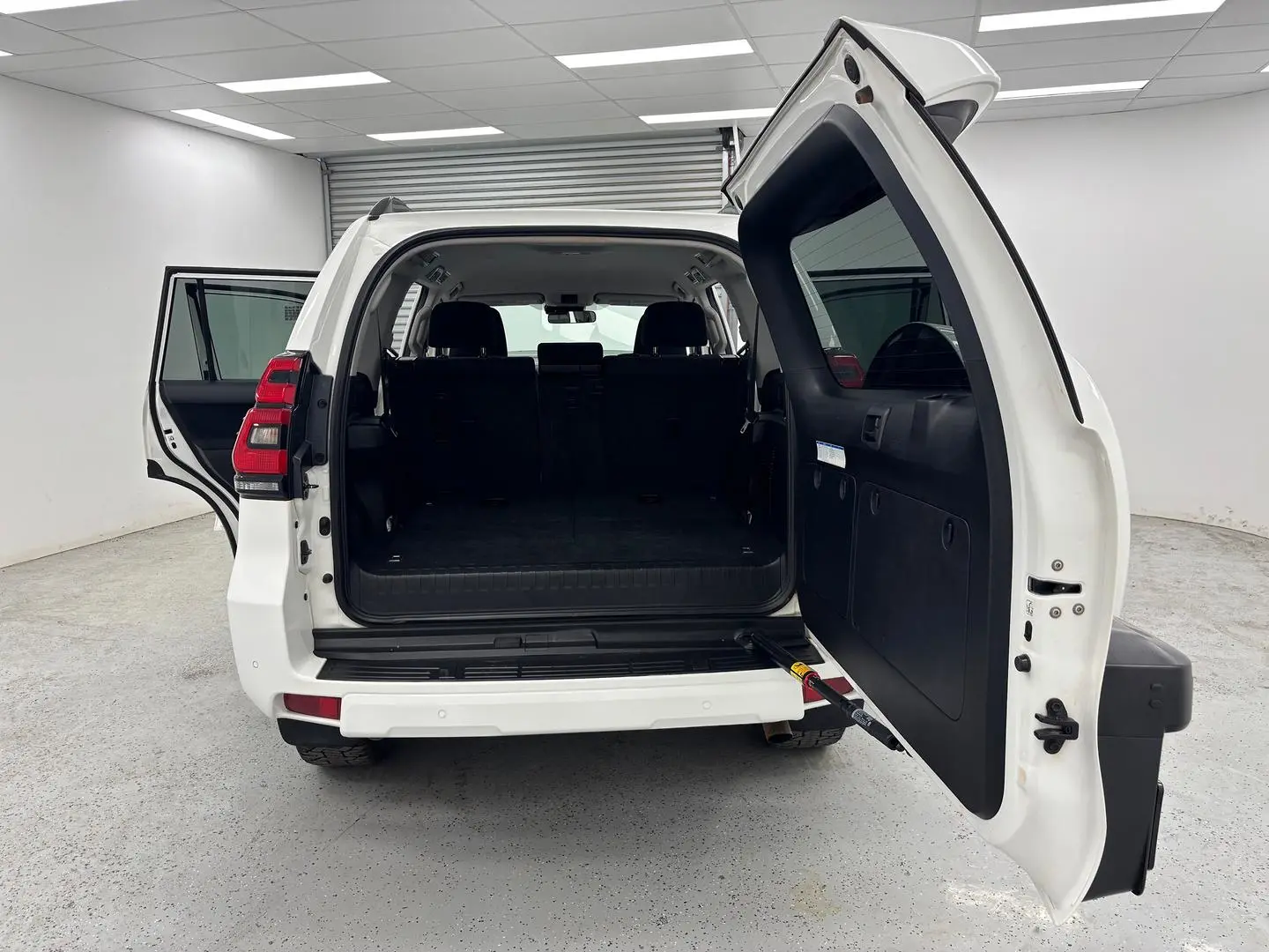 2023 Toyota Landcruiser Prado Gallery Image 11