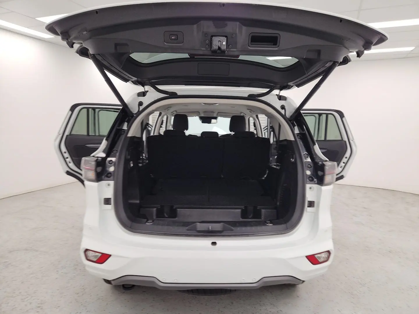 2023 Isuzu MU-X Gallery Image 11
