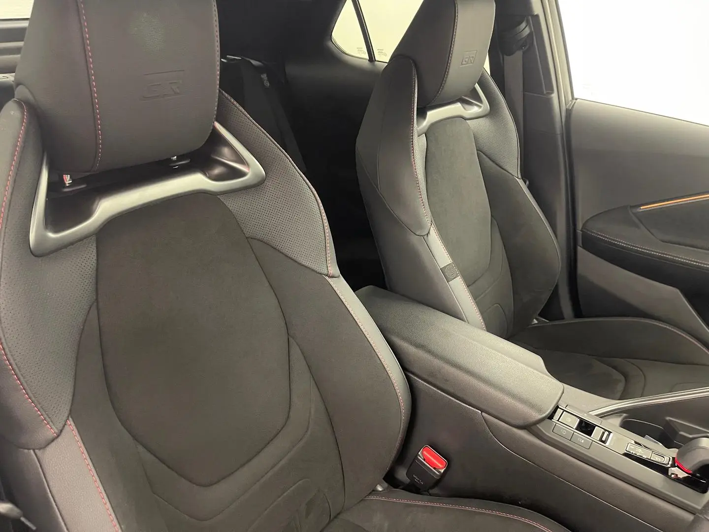 2025 Toyota C-HR Gallery Image 36