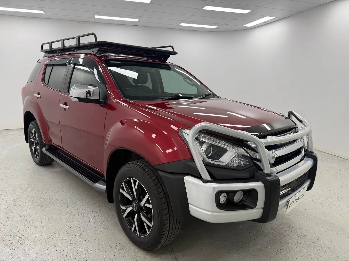 2020 Isuzu MU-X Gallery Image 1