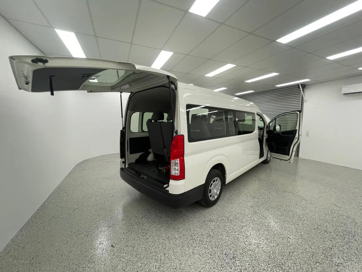 2019 Toyota Hiace Gallery Image 11