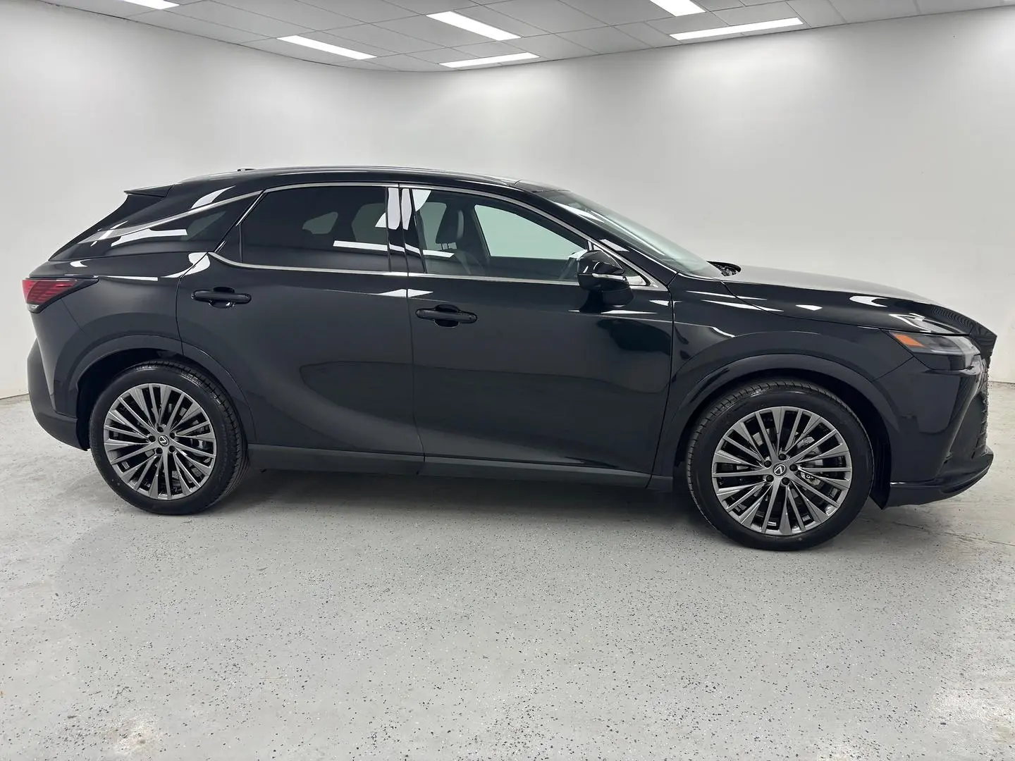 2024 Lexus RX Gallery Image 2