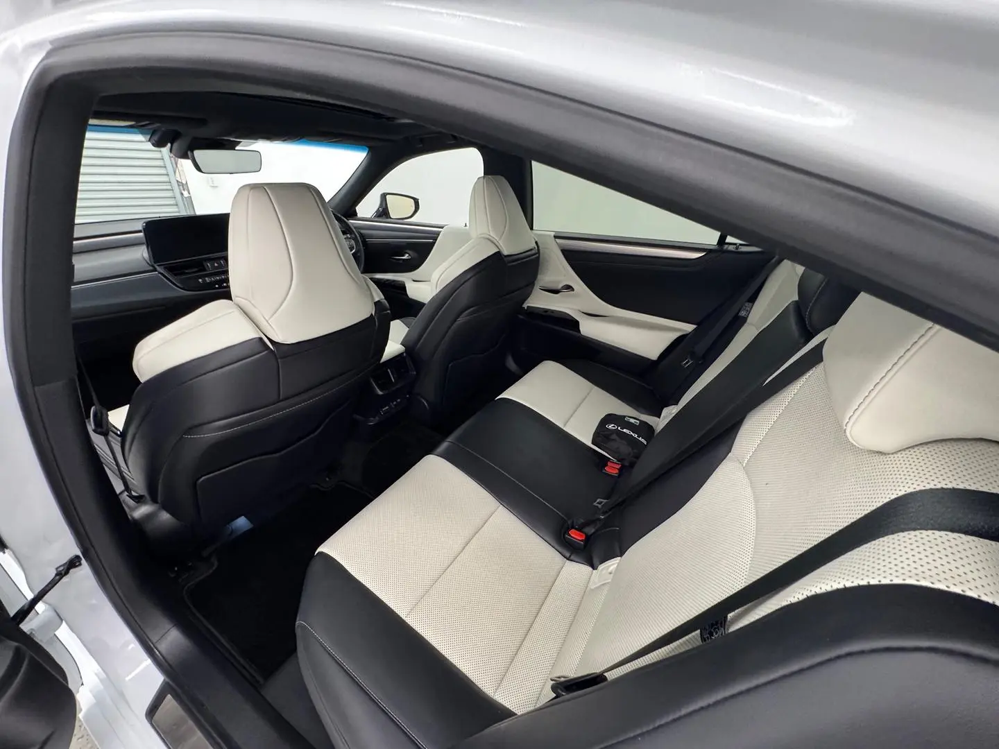 2022 Lexus ES Gallery Image 28
