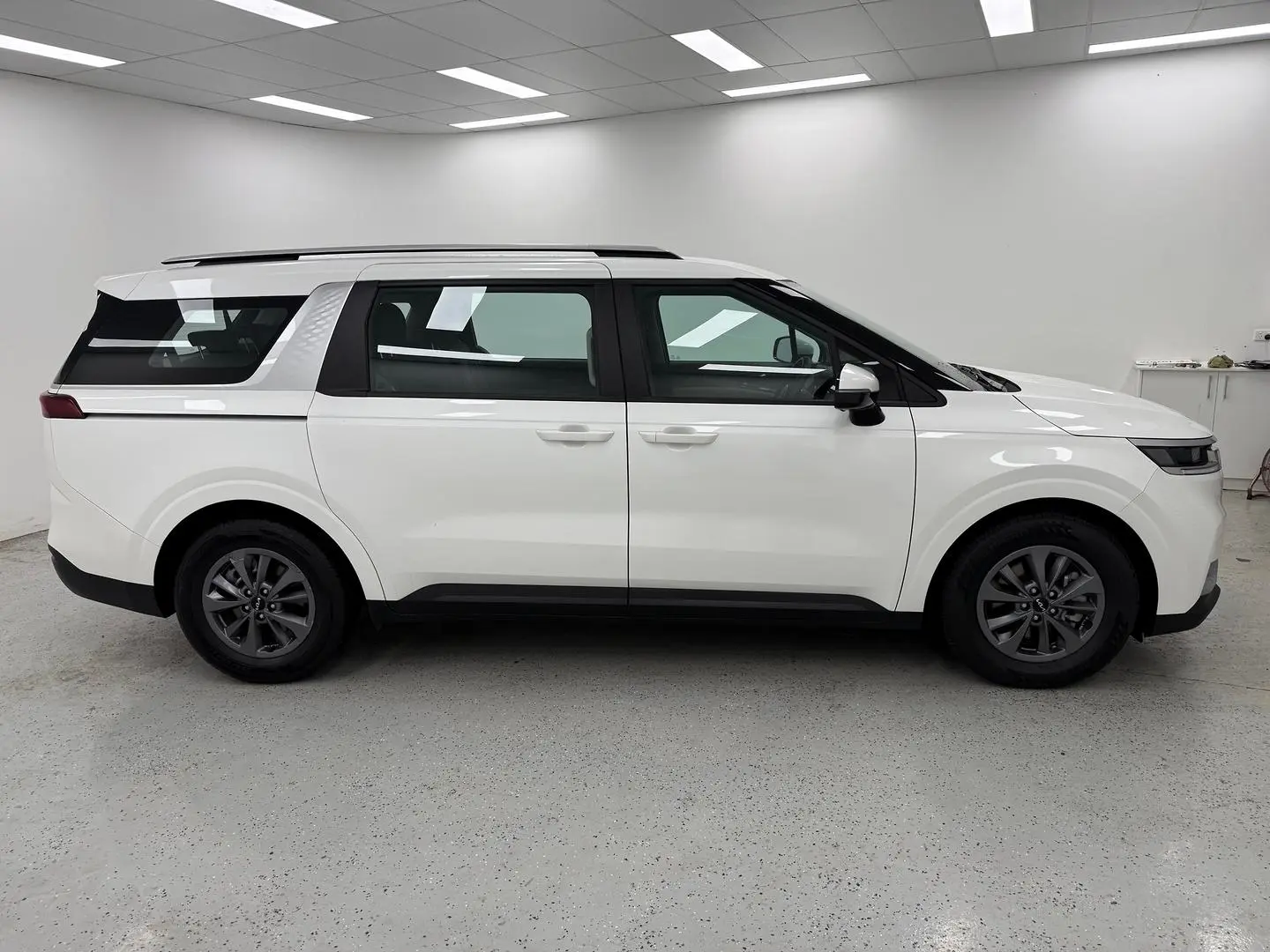 2023 Kia Carnival Gallery Image 2