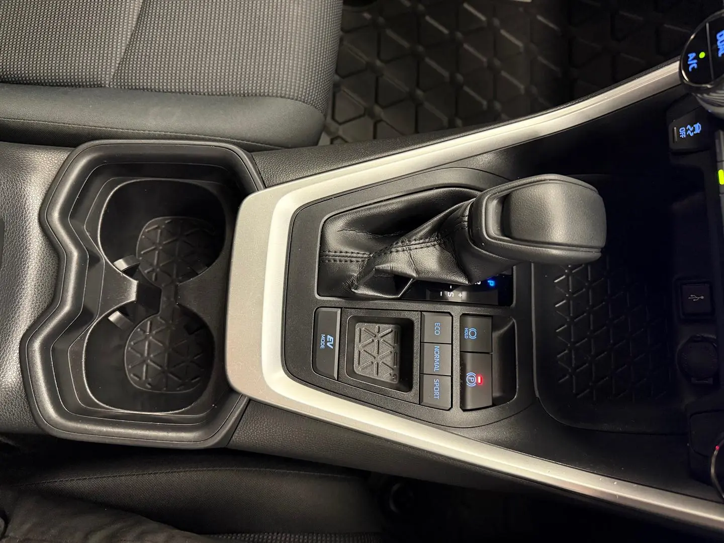 2020 Toyota RAV4 Gallery Image 34