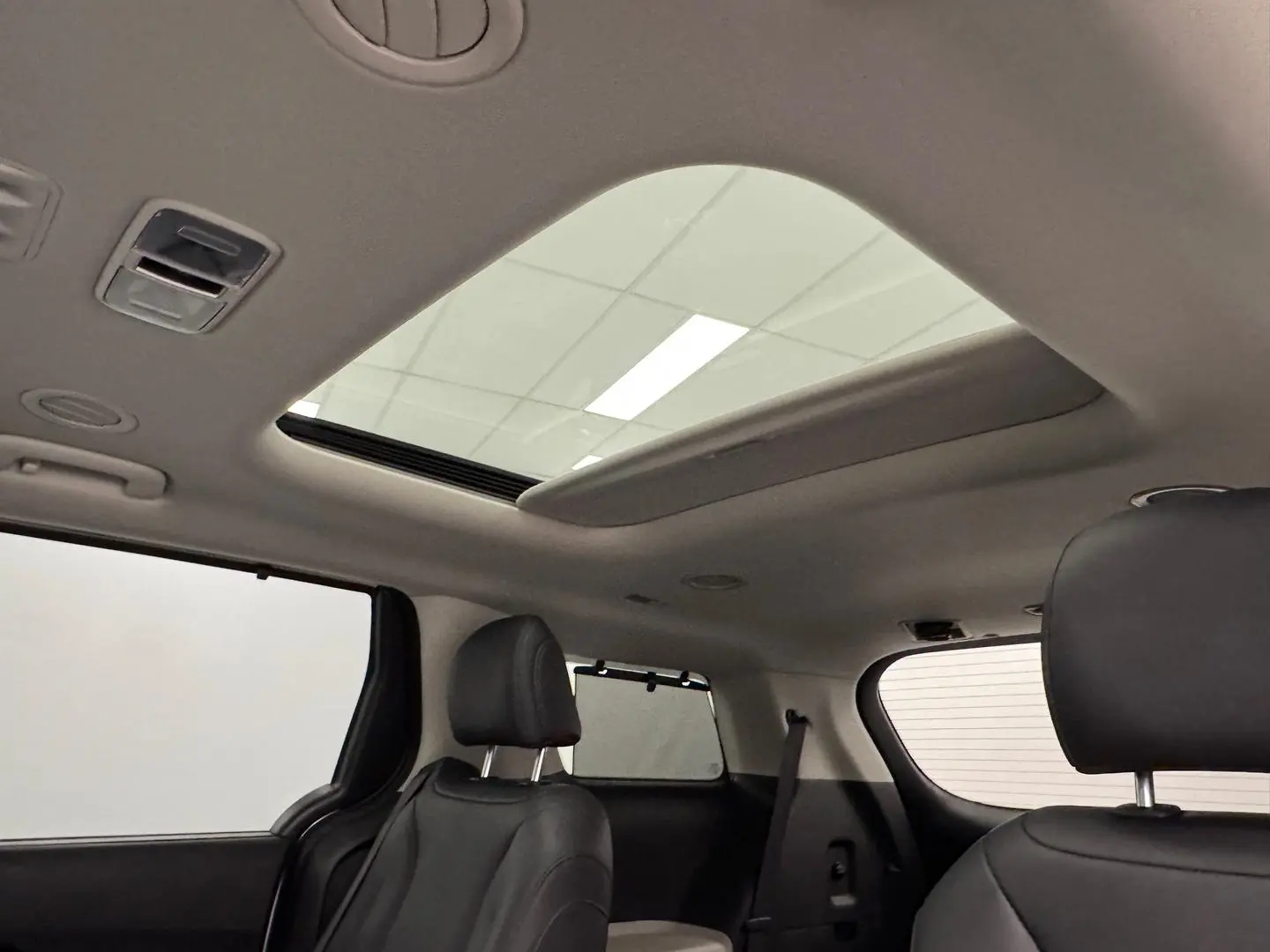 2023 Kia Carnival Gallery Image 34