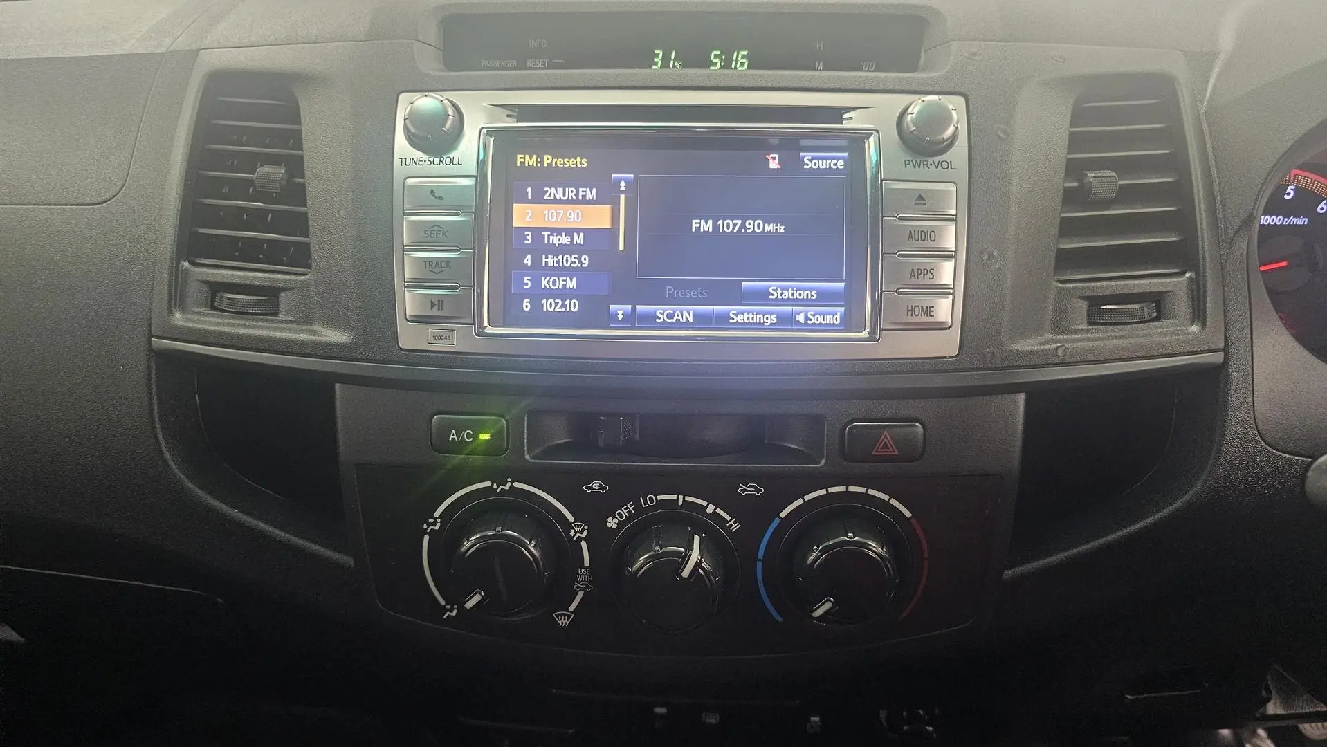 2015 Toyota Hilux Gallery Image 30