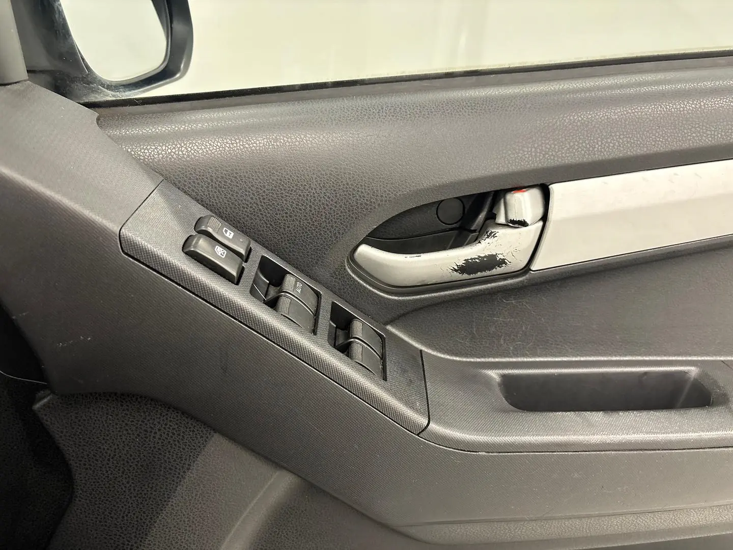 2017 Isuzu D-MAX Gallery Image 36