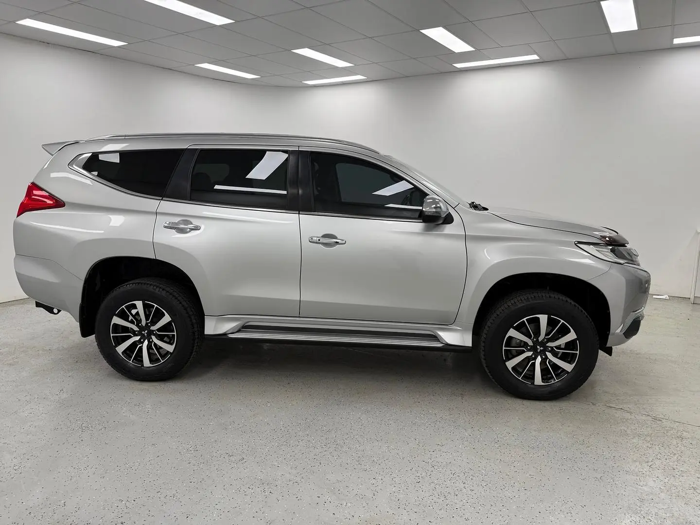 2016 Mitsubishi Pajero Sport Gallery Image 2