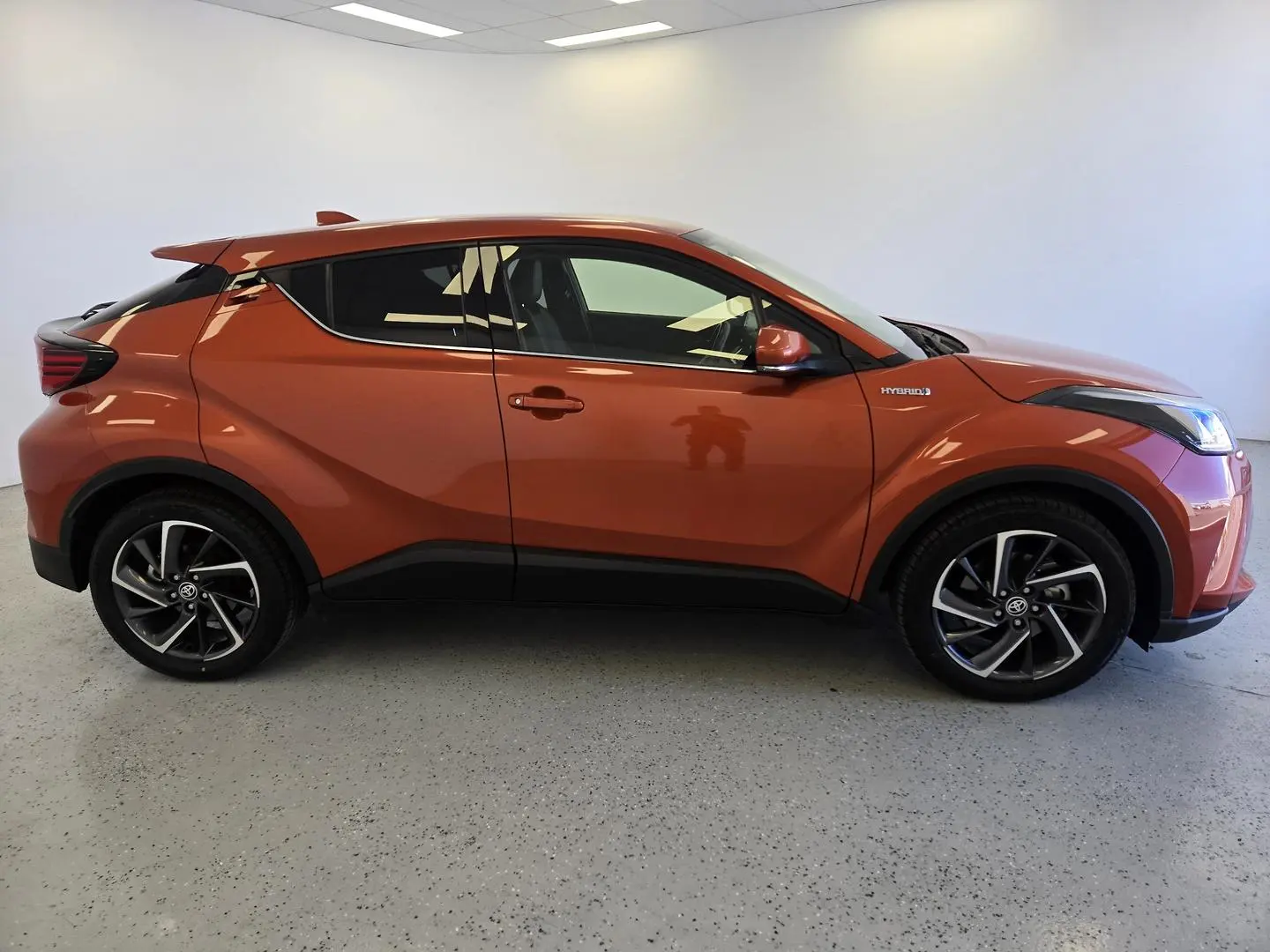 2019 Toyota C-Hr Gallery Image 2