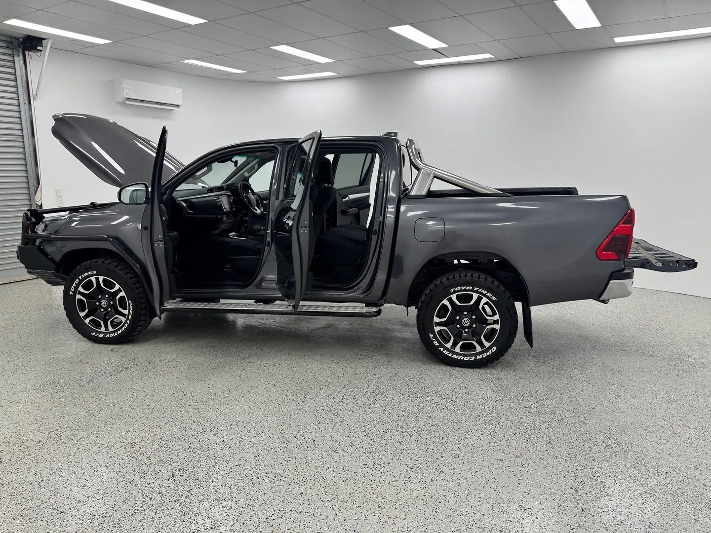 2022 Toyota Hilux Gallery Image 11