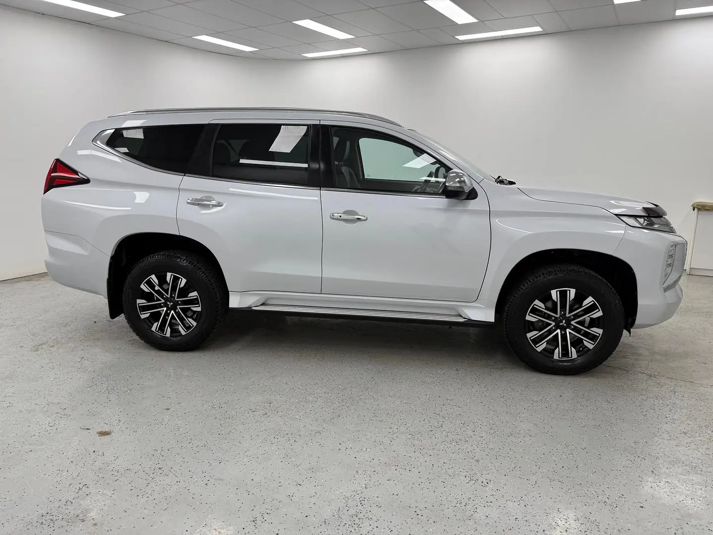 2021 Mitsubishi Pajero Sport Gallery Image 2