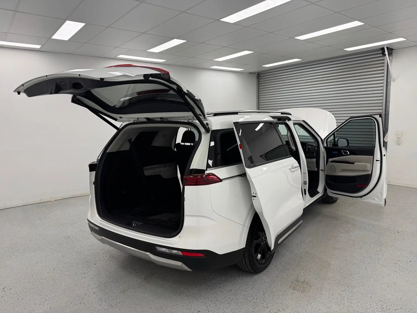 2023 Kia Carnival Gallery Image 9