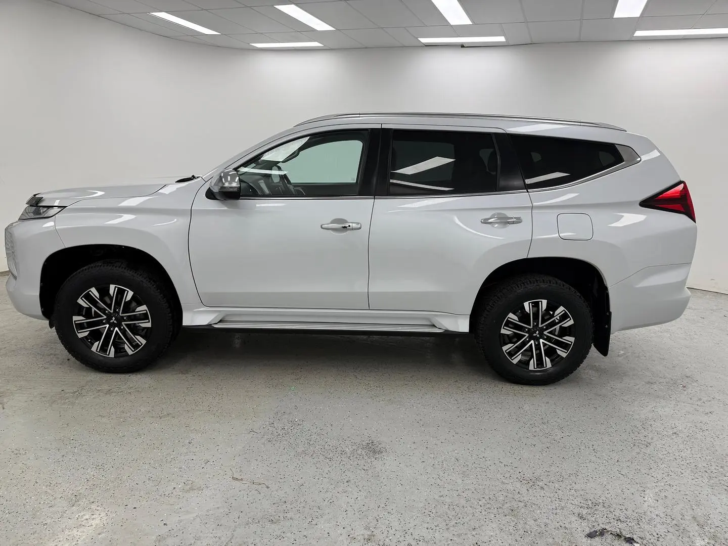 2021 Mitsubishi Pajero Sport Gallery Image 6