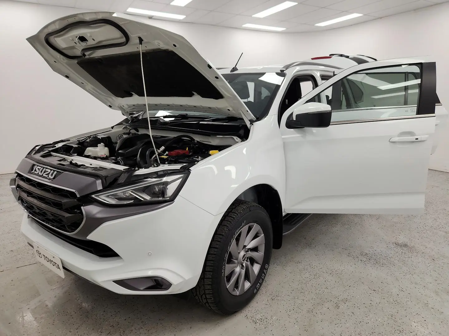 2023 Isuzu MU-X Gallery Image 14