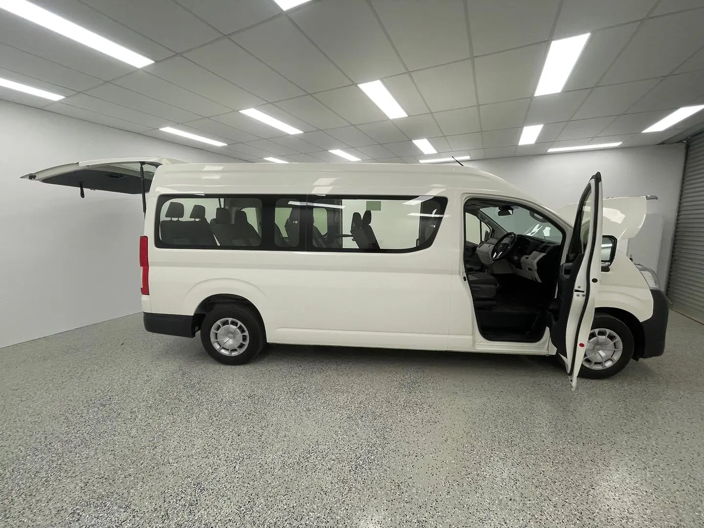 2019 Toyota Hiace Gallery Image 12