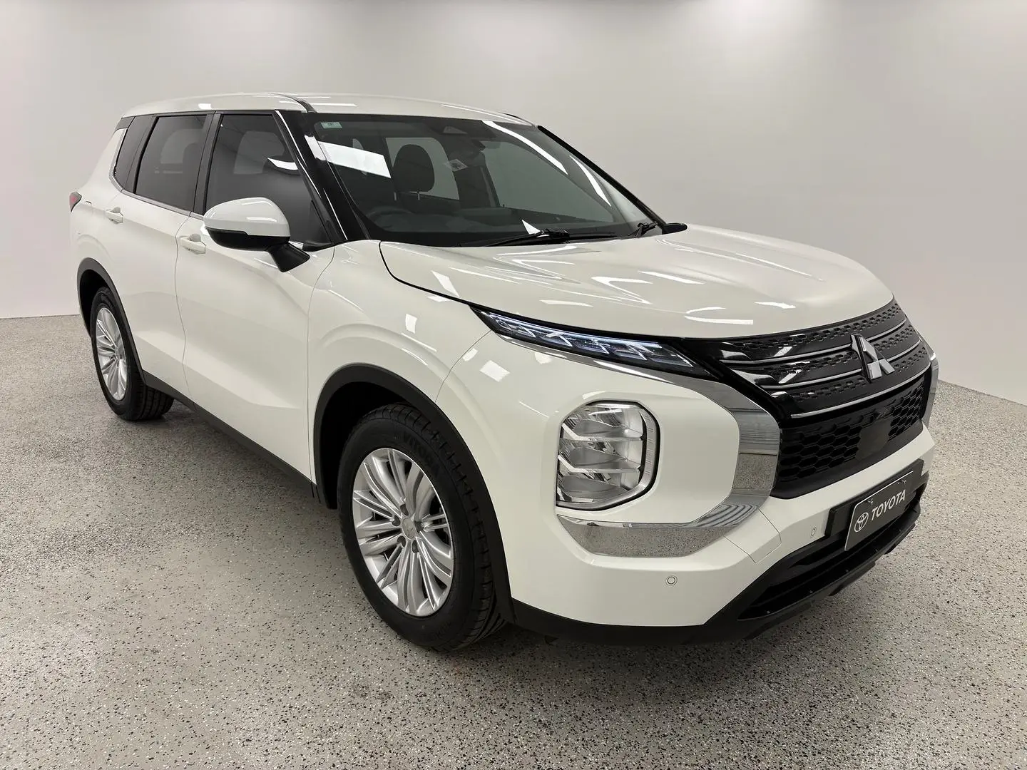 2022 Mitsubishi Outlander Gallery Image 1