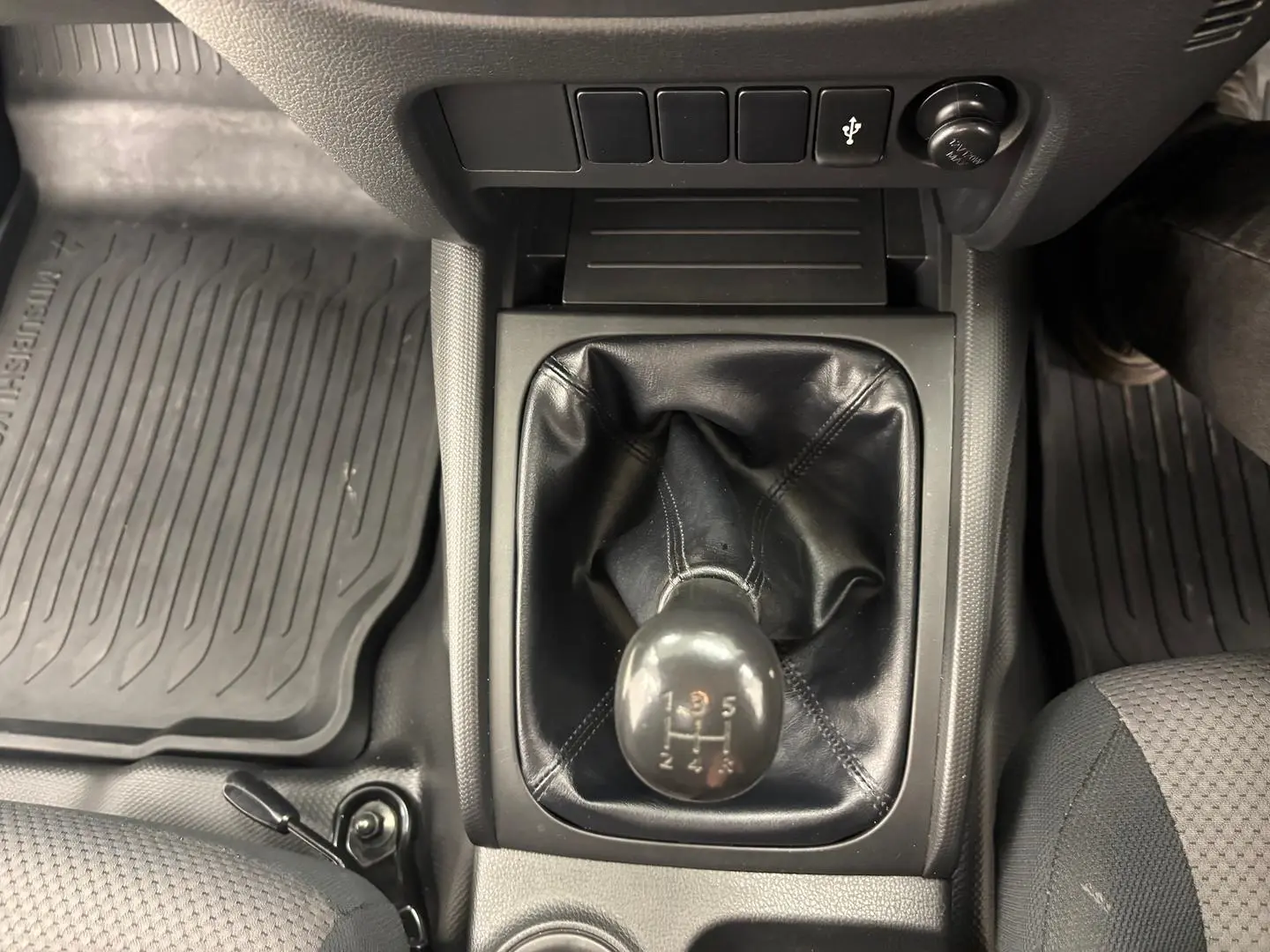 2021 Mitsubishi Triton Gallery Image 30