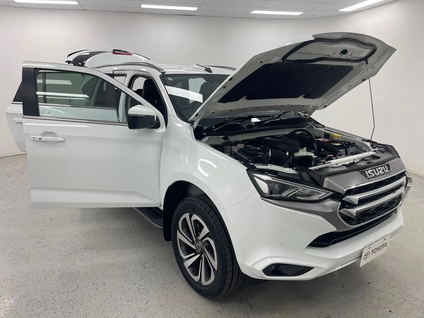 2021 Isuzu MU-X Gallery Image 8