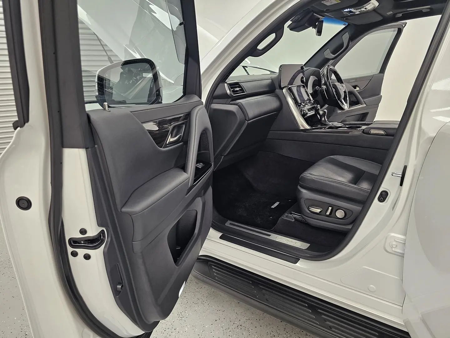 2023 Lexus LX Gallery Image 10