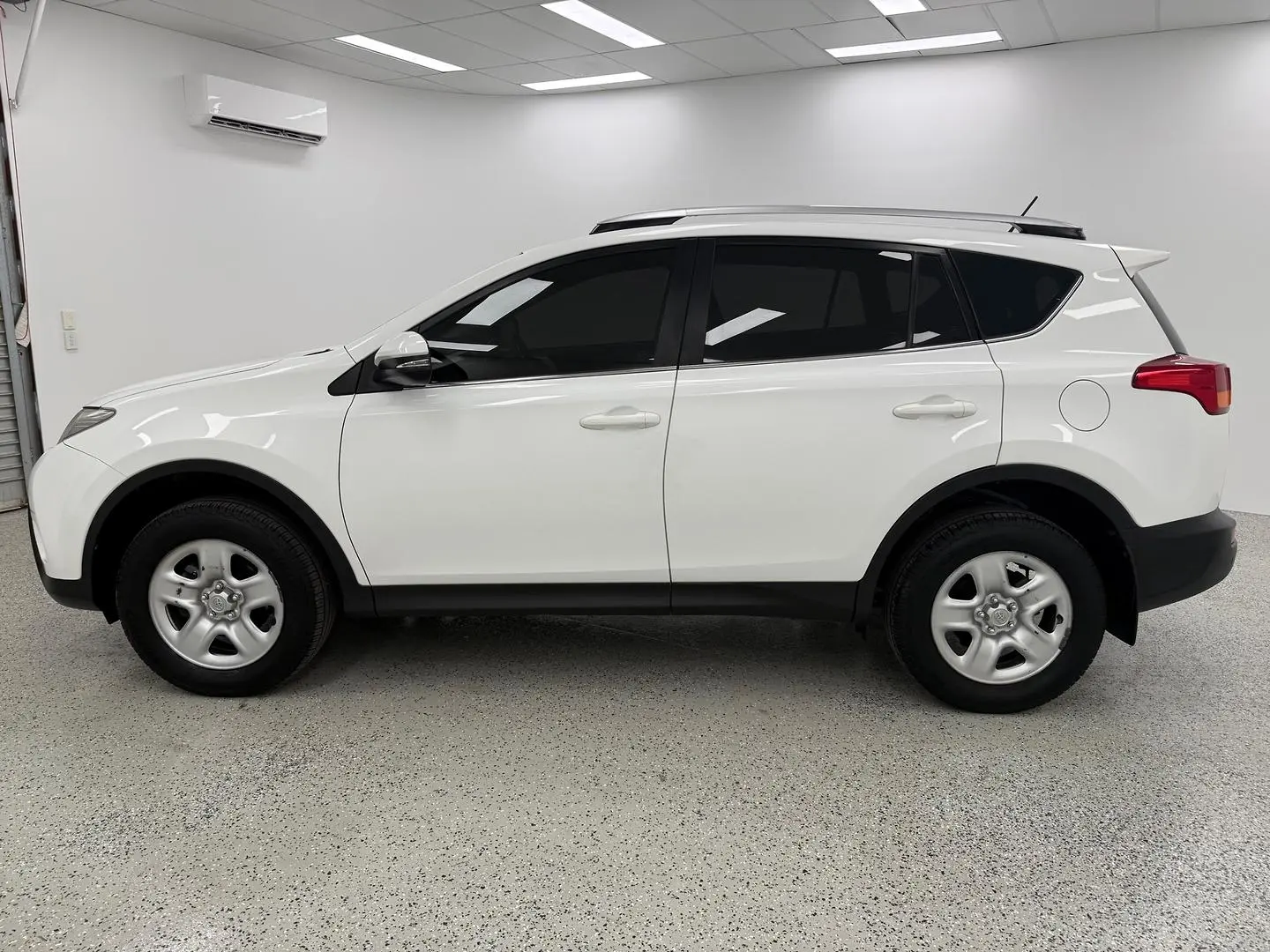 2014 Toyota RAV4 Gallery Image 6