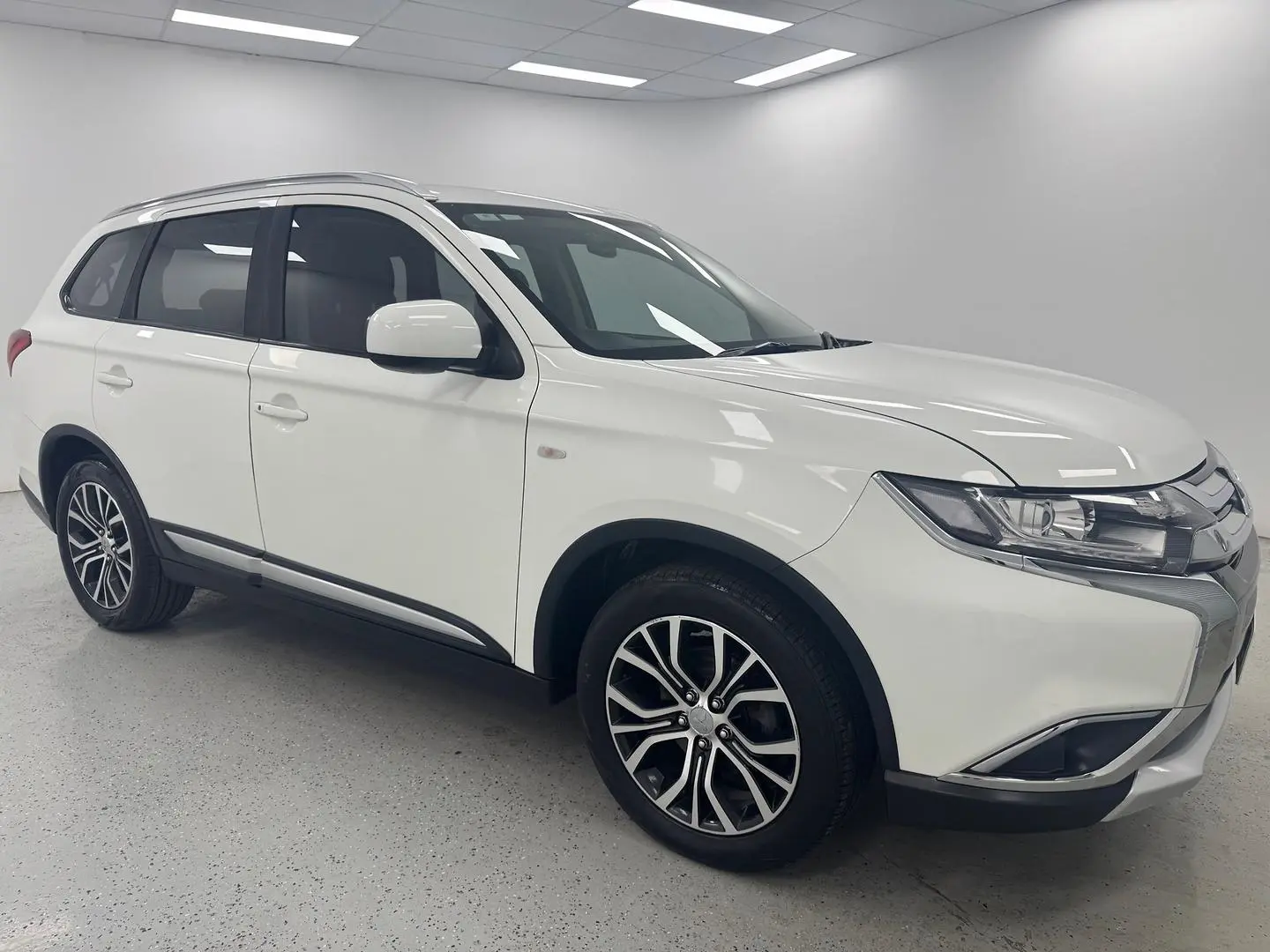 2018 Mitsubishi Outlander Gallery Image 1