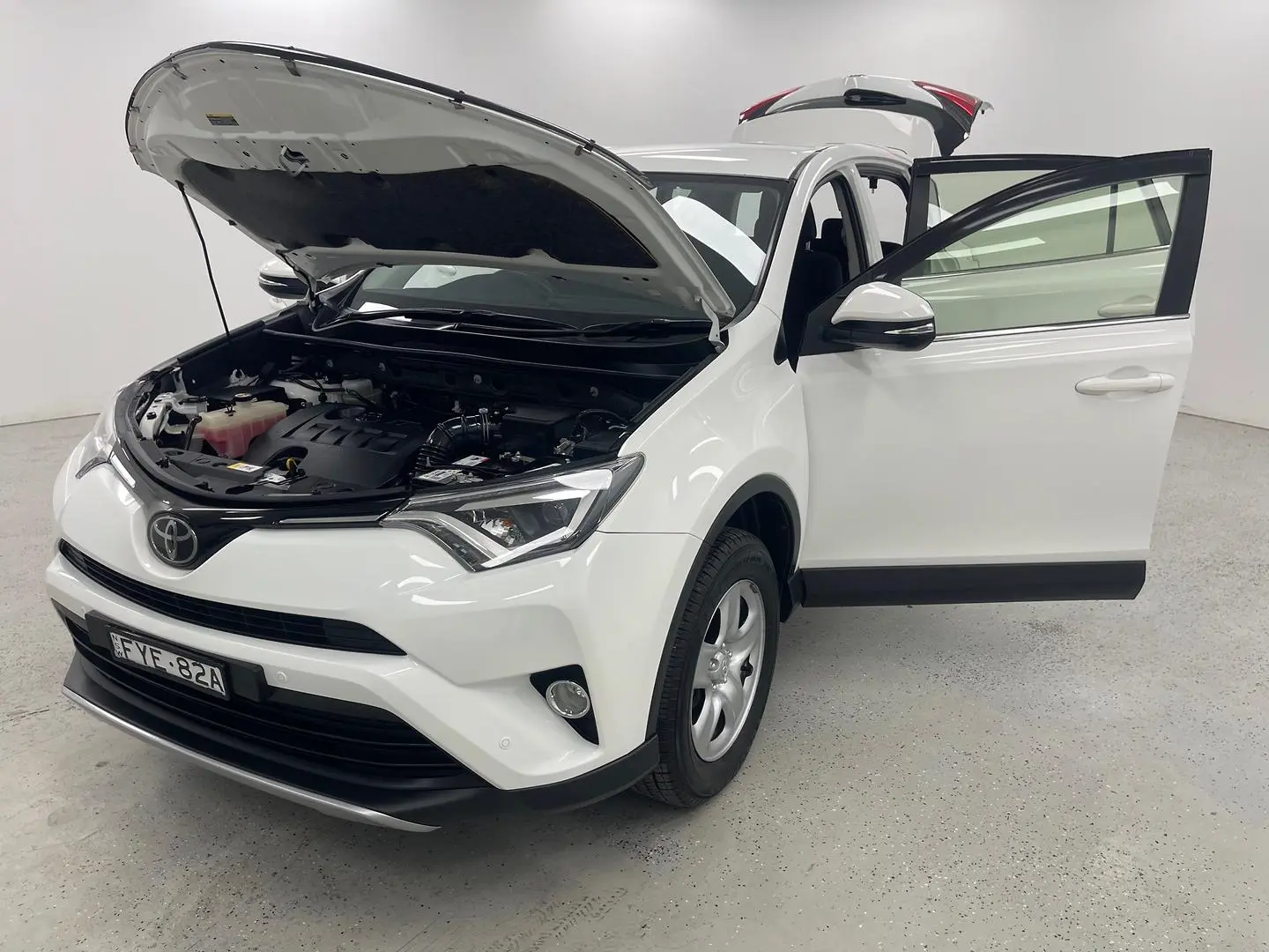 2018 Toyota RAV4 Gallery Image 13