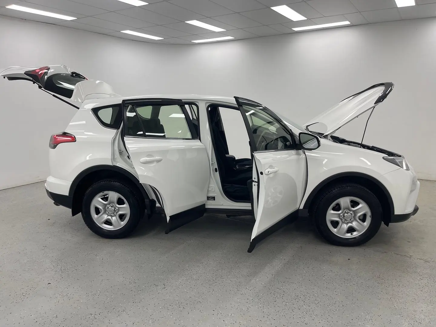 2018 Toyota RAV4 Gallery Image 9