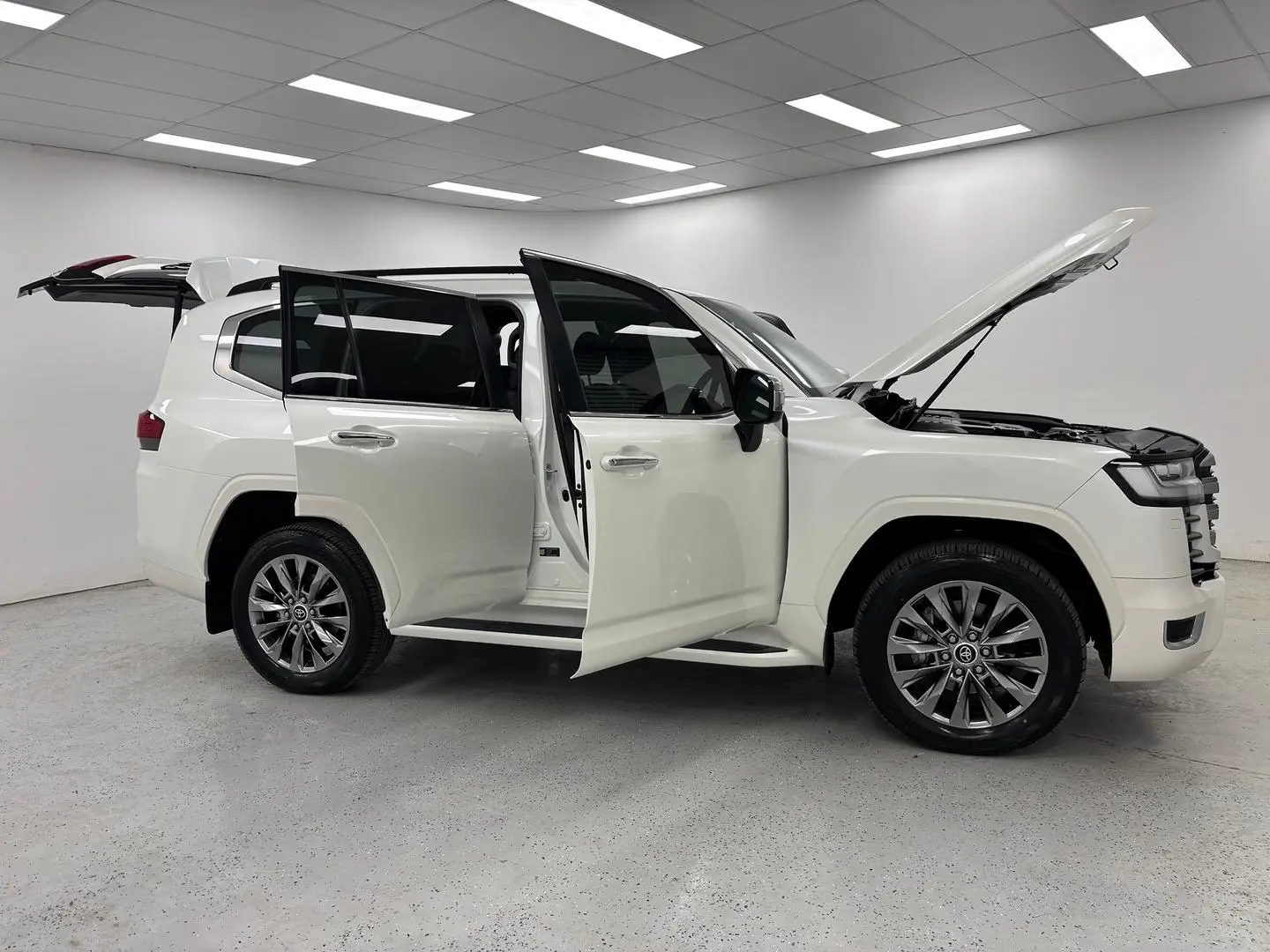 2022 Toyota Landcruiser Gallery Image 9