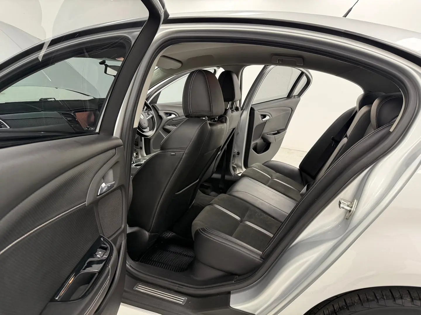 2017 Holden Commodore Gallery Image 11